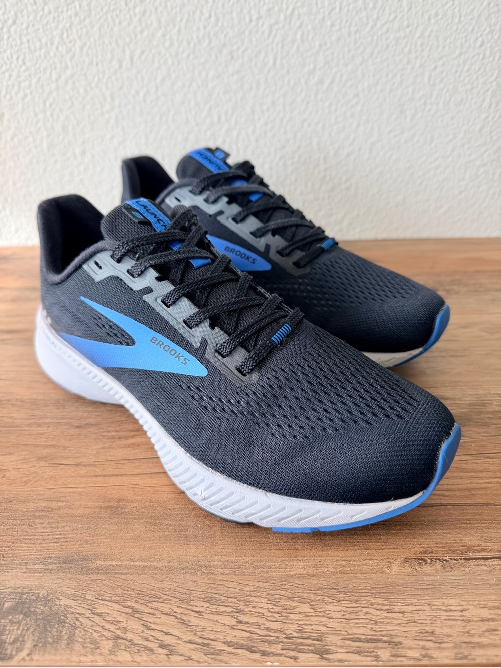 Brooks Launch in Black/Gray/Blue (Men’s: 7-D, Women’s: 9-D) EXCELLENT/MINT COND!